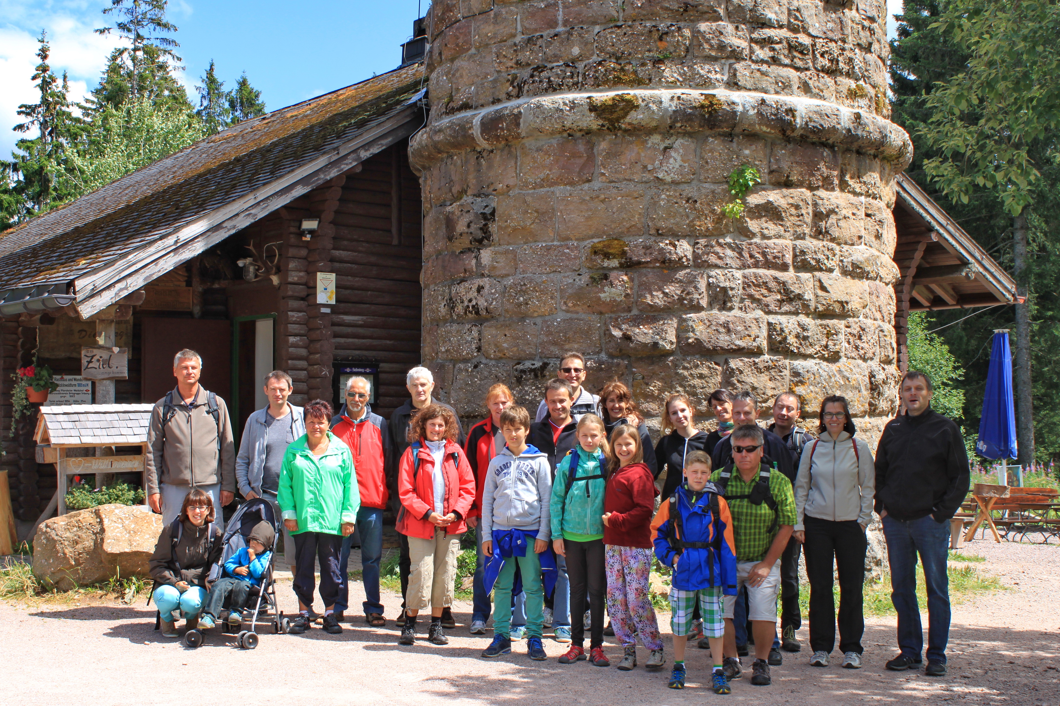 Gruppenbild vorm Stöcklewaldturm